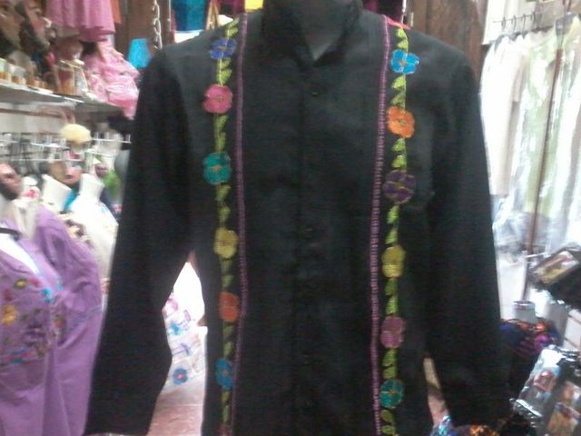 guayabera bordada con aplicaciones en petatillo. manga larga.