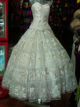 vestido de novia. bordado en seda ruedo amplio. 2 piezas.